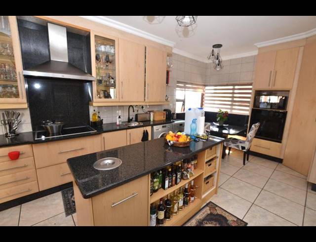 6 BEDROOM HOUSE FOR SALE IN HEUWELOORD